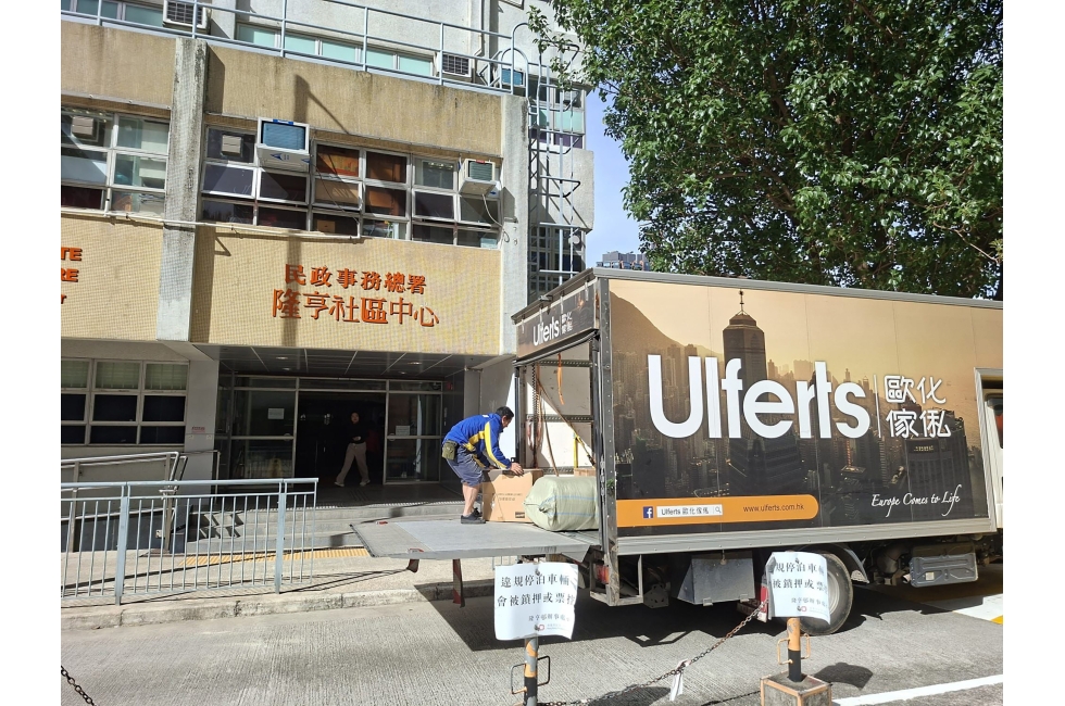 英皇集團旗下歐化傢俬於今日向受災居民捐贈全新寢具,以解燃眉之急